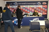 Schosch und Anton halten eine Pressekonferenz