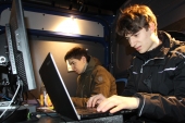 Anton und Nas am Rechner